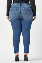 Load image into Gallery viewer, High Rise Twisted Side Seam Crop Skinny Jeans