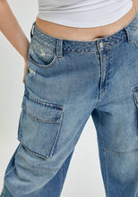 Load image into Gallery viewer, Mid Waisted Y2K Skater Cargo Pocket Jeans
