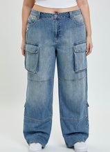 Load image into Gallery viewer, Mid Waisted Y2K Skater Cargo Pocket Jeans
