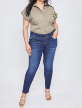 Load image into Gallery viewer, Mid rise skinny jeans

