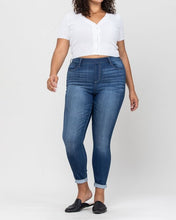 Load image into Gallery viewer, Mid Rise Pull On Crop Skinny Jeans
