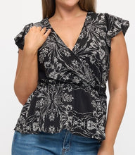 Load image into Gallery viewer, Floral print flutter sleeve top
