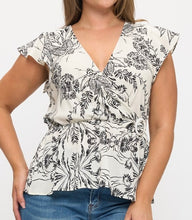 Load image into Gallery viewer, Floral print flutter sleeve top
