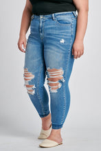 Load image into Gallery viewer, Mid Rise Destroy Crop Skinny Jeans
